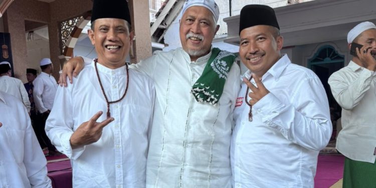 Abah Gunawan (kiri) dan Dokter Umar (kanan) bersama KH Fuad Nurhasan (tengah). Foto: dok.
