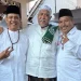 Abah Gunawan (kiri) dan Dokter Umar (kanan) bersama KH Fuad Nurhasan (tengah). Foto: dok.