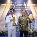 Kepala Desa Tulungrejo bersama Pj Wali Kota usai meraih penghargaan Desa Terbaik I Nasional. Foto: Prokopim KWB