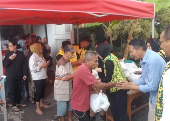 Program Tebus Sembako Murah dari WALI yang diimbau Bawaslu Kota Malang untuk dihentikan. (Foto/M Sholeh)