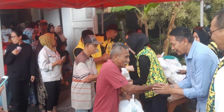 Program Tebus Sembako Murah dari WALI yang diimbau Bawaslu Kota Malang untuk dihentikan. (Foto/M Sholeh)