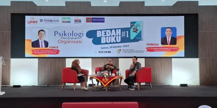 Bedah buku karya Dekan Fakultas Vokasi UMM tentang Psikologi Perubahan Organisasi. Foto: Azmy