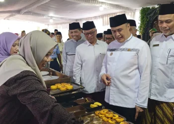 Pj Wali Kota Malang, Iwan Kurniawan meninjau UMKM di acara Halal Market Day. (Foto/M Sholeh)