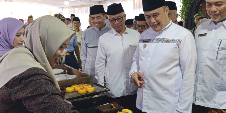 Pj Wali Kota Malang, Iwan Kurniawan meninjau UMKM di acara Halal Market Day. (Foto/M Sholeh)