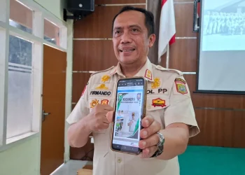 Kasatpol PP Kabupaten Malang, Firmando Hasiholan Matondang menunjukkan Kasandra. Foto: Aisyah Nawangsari Putri