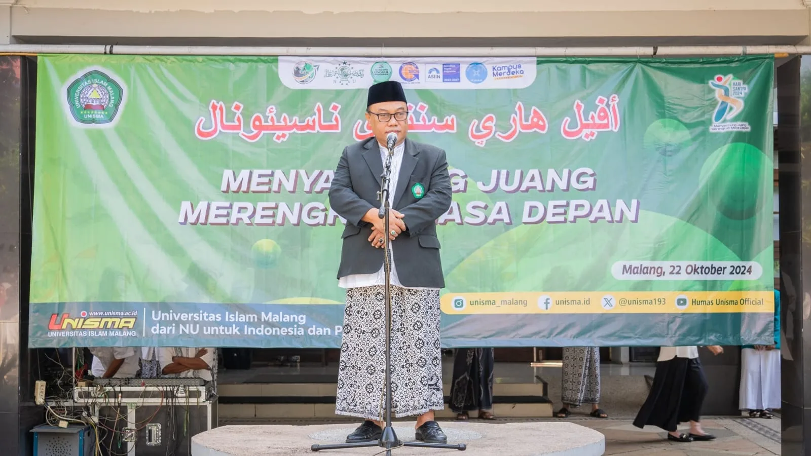 Rektor Unisma Prof. Junaidi saat sambutan dalam apel hari santri nasional (HSN) 2024 di Unisma. Foto: Unisma
