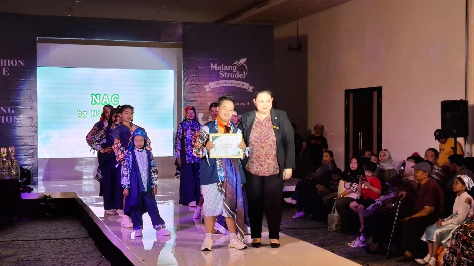 Nizam berfoto bersama sang ibu, Nurwahidah usai menerima sertifikat brand fashion. Foto: Azmy