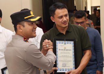 Kapolres Batu AKBP Andi Yudha Pranata sast memberikan penghargaan atas sinergitas lintas pihak dalam ungkap kasus penembakan. Foto: Azmy