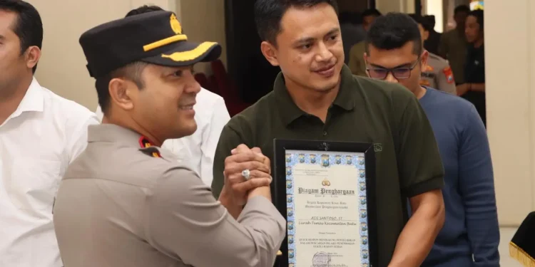 Kapolres Batu AKBP Andi Yudha Pranata sast memberikan penghargaan atas sinergitas lintas pihak dalam ungkap kasus penembakan. Foto: Azmy
