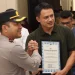 Kapolres Batu AKBP Andi Yudha Pranata sast memberikan penghargaan atas sinergitas lintas pihak dalam ungkap kasus penembakan. Foto: Azmy