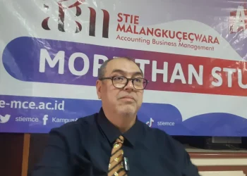 Ketua STIE Malangkucecwara, Drs Bunyamin. (Foto/M Sholeh)