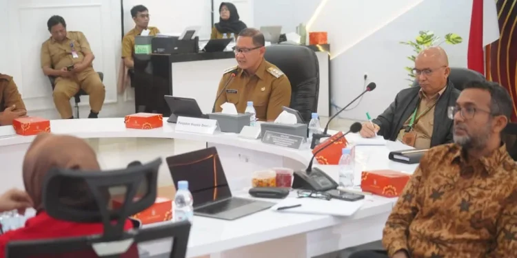 Pj Wali Kota Batu, Aries Agung Paewai, saat presentasi inovasi ke Dewan Juri Innovative Government Award 2024. Foto: Prokopim KWB