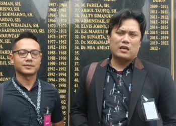 Pengacara muda asal Malang, Didik Lestariyono (kanan) menggagas Gerrindo yang berfokus memberikan pendampingan hukum gratis bagi masyarakat kecil. (Foto/dok.)