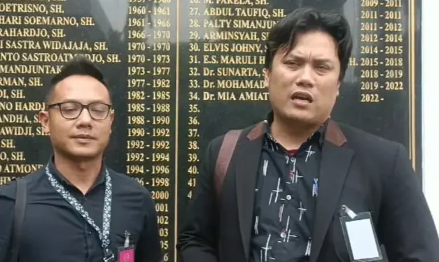 Pengacara muda asal Malang, Didik Lestariyono (kanan) menggagas Gerrindo yang berfokus memberikan pendampingan hukum gratis bagi masyarakat kecil. (Foto/dok.)