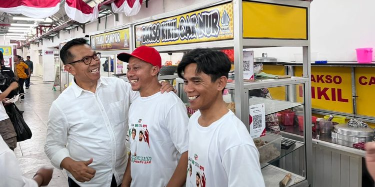Pasangan calon Nurochman - Heli Suyanto saat mengunjungi para pedagang di Pasar Induk Among Tani Kota Batu. Foto: Azmy