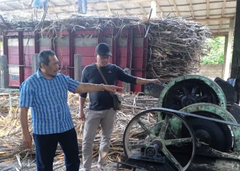 Tim dosen UM memberikan pendampingan UKM gula merah di Kediri. Foto/dok