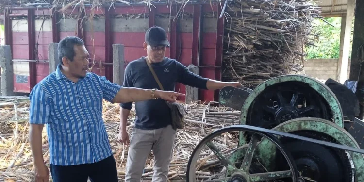 Tim dosen UM memberikan pendampingan UKM gula merah di Kediri. Foto/dok