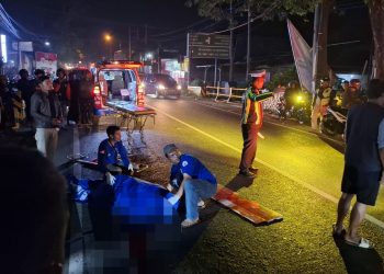 Petugas mengevakuasi korban kecelakaan di Bululawang. Foto: Aisyah Nawangsari Putri