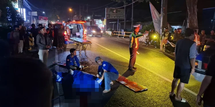 Petugas mengevakuasi korban kecelakaan di Bululawang. Foto: Aisyah Nawangsari Putri