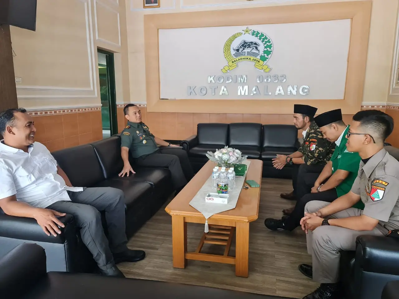 Suasana diskusi yang gayeng antara Kodim 0833 Kota Malang bersama Ansor Kota Malang./Foto: Ansor Kota Malang for Tugumalang.id