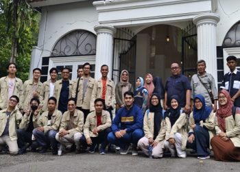 Mahasiswa Fisika UM gelar pengabdian masyarakat dengan membangun Greenhouse KWT di Trenggalek. Foto/dok UM
