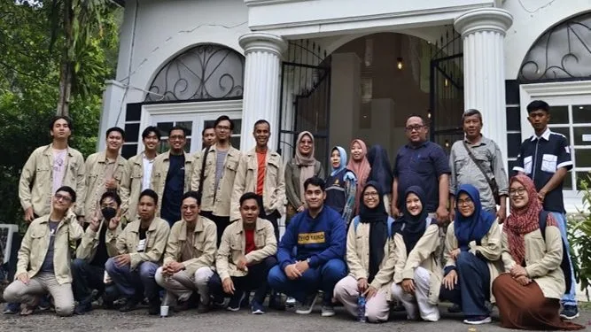 Mahasiswa Fisika UM gelar pengabdian masyarakat dengan membangun Greenhouse KWT di Trenggalek. Foto/dok UM