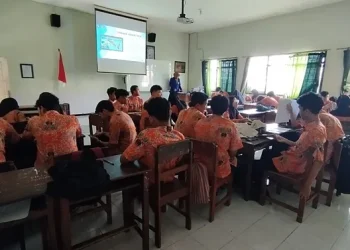 Proses penelitian menggunakan Model PjBL-STEAM berbantuan PowerPoint Interaktif berbasis Web pada Materi Fluida Statis sebagai Upaya Meningkatkan Kemampuan Pemecahan Masalah dan Argumentasi Ilmiah Siswa SMAN 7 Malang. Foto/dok