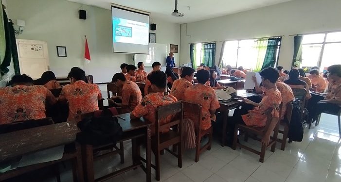 Proses penelitian menggunakan Model PjBL-STEAM berbantuan PowerPoint Interaktif berbasis Web pada Materi Fluida Statis sebagai Upaya Meningkatkan Kemampuan Pemecahan Masalah dan Argumentasi Ilmiah Siswa SMAN 7 Malang. Foto/dok