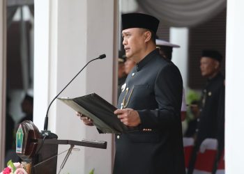 Pj Wali Kota Malang, Iwan Kurniawan memimpin upacara peringatan HUT ke-79 Jatim. (Foto/dok. Prokopim Setda Kota Malang)