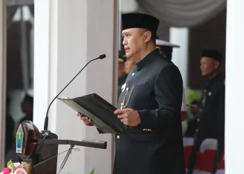 Pj Wali Kota Malang, Iwan Kurniawan memimpin upacara peringatan HUT ke-79 Jatim. (Foto/dok. Prokopim Setda Kota Malang)