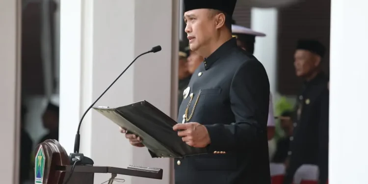 Pj Wali Kota Malang, Iwan Kurniawan memimpin upacara peringatan HUT ke-79 Jatim. (Foto/dok. Prokopim Setda Kota Malang)