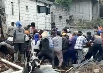 Tampak warga berbondong-bondong membantu evakuasi korban yang tertimpa puing bangunan. Foto: Tangkapan layar