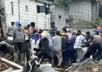 Tampak warga berbondong-bondong membantu evakuasi korban yang tertimpa puing bangunan. Foto: Tangkapan layar