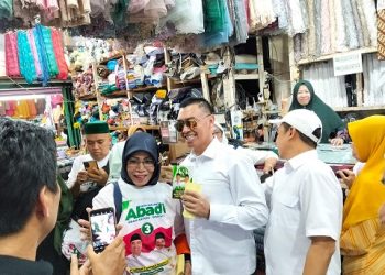 Abah Anton dan Dimyati Ayatulloh saat berkunjung ke Pasar Besar Kota Malang. (Foto/dok.)