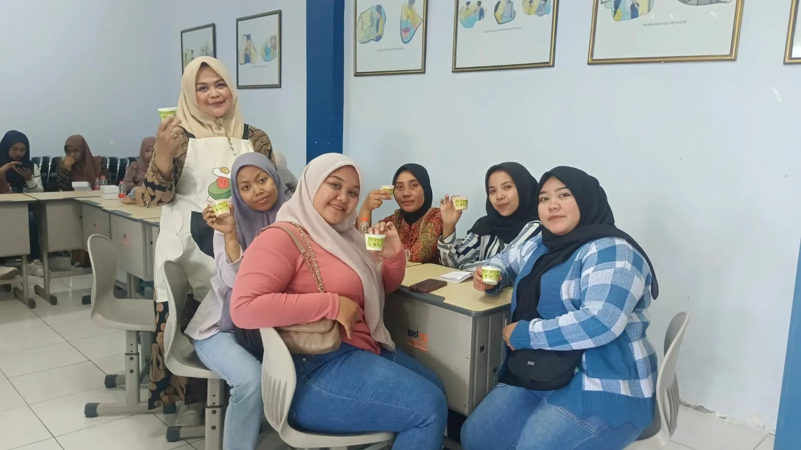 Tim PKM Polinema bersama warga Desa Duwet yang mengikuti pelatihan kewirausahaan./Foto: dok.Polinema.