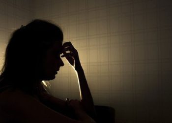 Menghadapi trauma dengan cara mengelola emosi dan melanjutkan hidup dengan lebih kuat. Foto: Pinterest