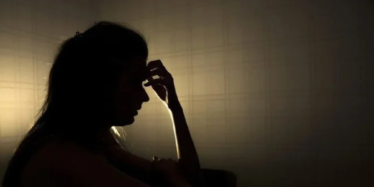 Menghadapi trauma dengan cara mengelola emosi dan melanjutkan hidup dengan lebih kuat. Foto: Pinterest