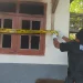 Petugas memasang garis polisi di TKP adik bakar kakak di Tirtoyudo. Foto: Polres Malang