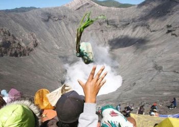 Upacara Kasada di Gunung Bromo merupakan salah satu tradisi budaya yang kaya akan makna spiritual dan sejarah. Foto/Pinterest