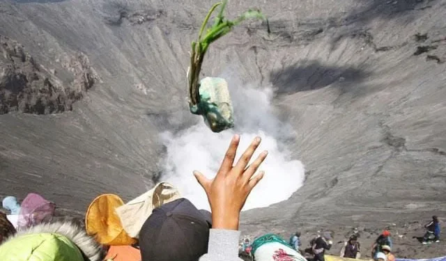 Upacara Kasada di Gunung Bromo merupakan salah satu tradisi budaya yang kaya akan makna spiritual dan sejarah. Foto/Pinterest