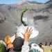 Upacara Kasada di Gunung Bromo merupakan salah satu tradisi budaya yang kaya akan makna spiritual dan sejarah. Foto/Pinterest