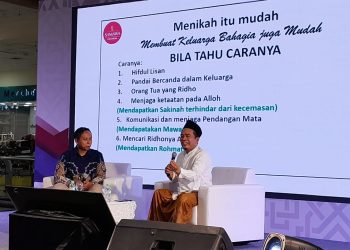 Kiai Thoha Abrori memberi nasihat tentang membangun keluarga yang sakinah di acara talkshow Islamic Business Exhibition 2024./Foto: Tugumalang.id/Bagus Rachmad Saputra