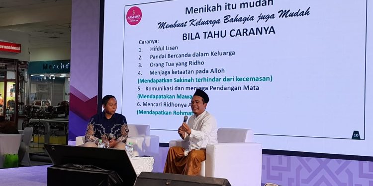 Kiai Thoha Abrori memberi nasihat tentang membangun keluarga yang sakinah di acara talkshow Islamic Business Exhibition 2024./Foto: Tugumalang.id/Bagus Rachmad Saputra