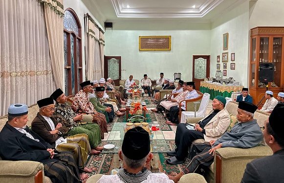 Para kiai di Kota Batu saat menyatukan doa bersama untuk kemenangan Nurochman 0 Heli - Suyanto. Foto: Dok. NH