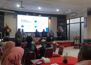 Kegiatan FGD Pengembangan Sistem Evaluasi Praktikum 5.0 yang digelar LPPM UM di SMKN 3 Malang. (Foto/M Sholeh)