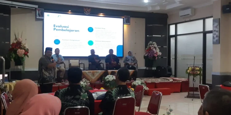 Kegiatan FGD Pengembangan Sistem Evaluasi Praktikum 5.0 yang digelar LPPM UM di SMKN 3 Malang. (Foto/M Sholeh)