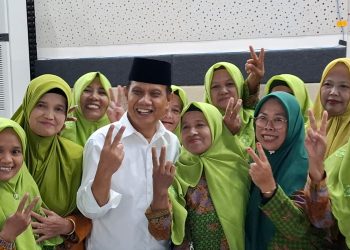 Abah Gunawan berpose dengan ibu-ibu Muslimat NU. Foto: Aisyah Nawangsari Putri