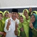 Abah Gunawan berpose dengan ibu-ibu Muslimat NU. Foto: Aisyah Nawangsari Putri