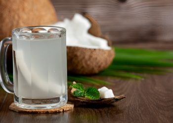 Tips dan Manfaat Mengonsumi Air Kelapa Muda. Foto/Freepik