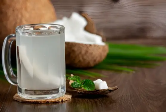 Tips dan Manfaat Mengonsumi Air Kelapa Muda. Foto/Freepik